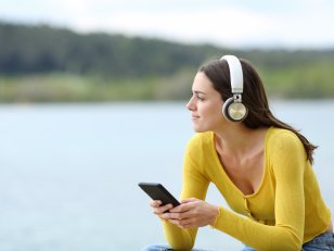 10 podcasts à écouter sur la plage pour les allergiques de la lecture