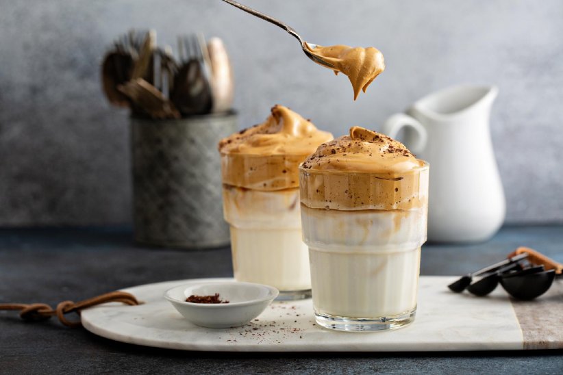 Souvent plein de crème, de chocolat ou de caramel, le café glacé peut vite devenir calorique.