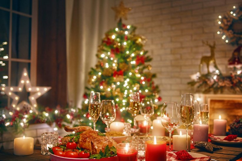 En vous consacrant à vos achats de décoration, vous avez bien évidemment pris en compte la mise en table. Vous disposez donc de belles serviettes de table, de bougies et vous avez sorti vos plus jolies flûtes. Pendant la cuisson des plats - ou avant la préparation du repas selon les préférences - créez une jolie table qui sera le cocon d'un repas de Noël de rêve, riche en bons plats, beaux cadeaux et rires chaleureux !