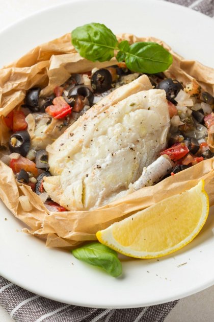 Sea carp papillotes with olives