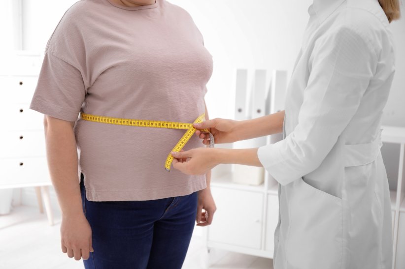 L'obésité peut être causée par des facteurs génétiques et sociaux.