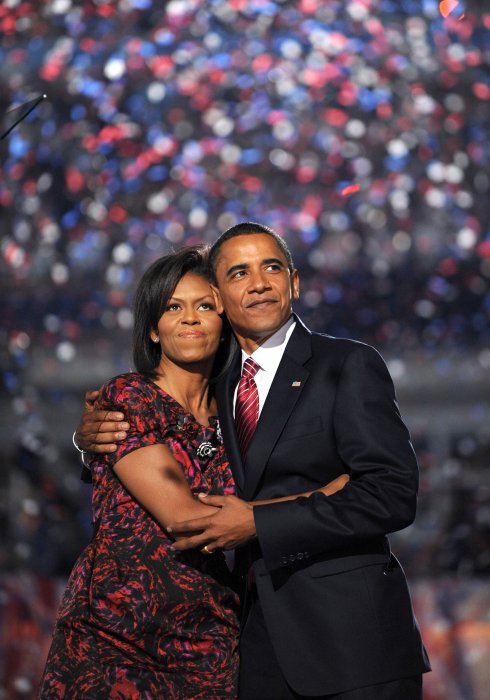 Barack et Michelle Obama s'enlacent lors d'une convention démocrate à Denver, le 28 août 2008.