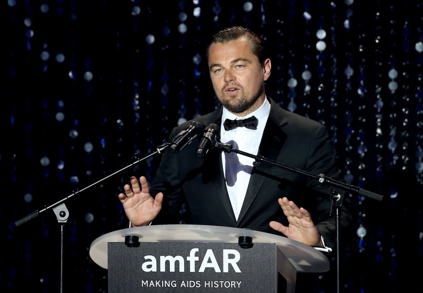 Leonardo DiCaprio donne un discours lors du gala de l'amfAR au Cap d'Antibes, le 19 mai 2016. 
