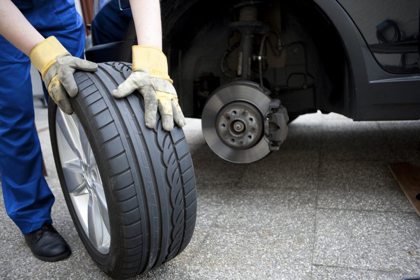 Le changement des pneus d'une voiture doit se faire au moins deux fois par an, en hiver et en été.