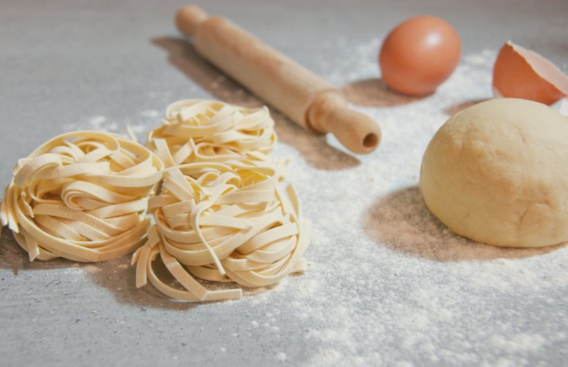 Faire ses pâtes maison est bien plus simple que vous ne l'imaginez. Et la recette ne demande que des oeufs, de la farine et un peu de sel !