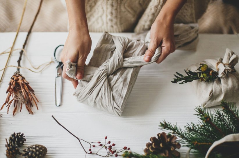 Chaque année, pas moins de 20 000 tonnes de papier cadeau seraient vendues en France pendant la période de Noël.