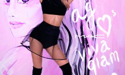 Ariana Grande pose pour M.A.C