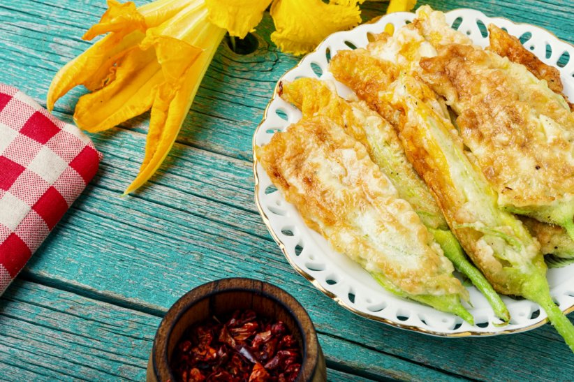 Le tempura de fleurs de courgettes est une recette très populaire.