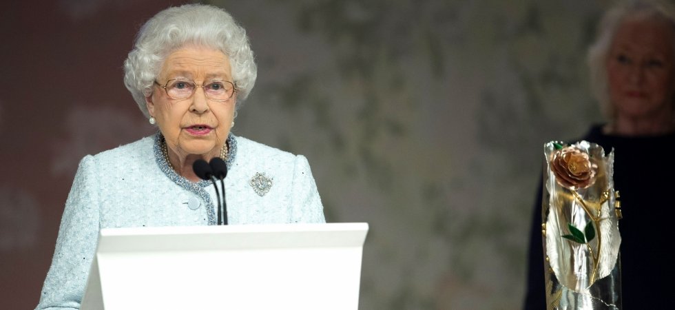 Elizabeth II, reine du premier rang de la Fashion Week de Londres