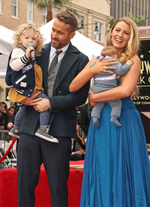 Ryan Reynolds, Blake Lively et leurs filles à Hollywood, le 15 décembre 2016.