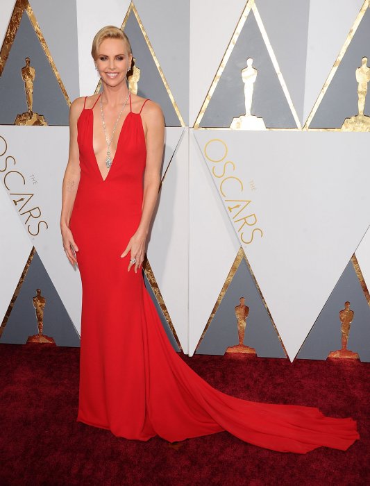 Charlize Theron dans une éclatante robe rouge Dior