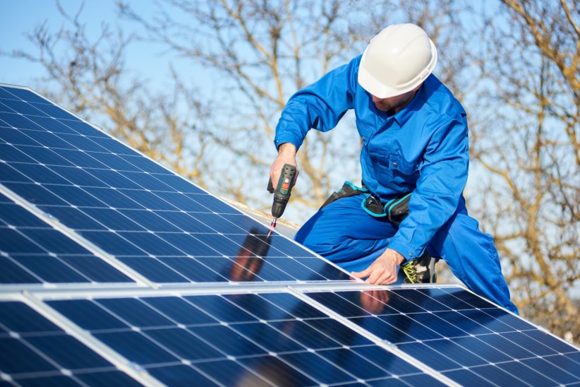 L'instalation de panneaux photovoltaïques permet de créer de l'énergie grâce aux rayons du soleil.