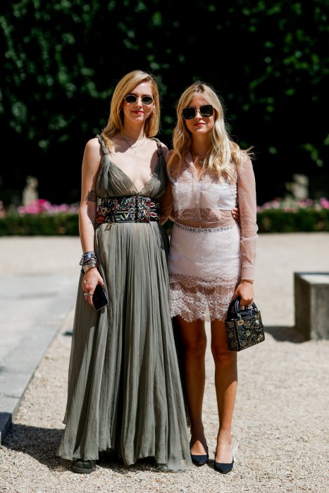 Chiara Ferragni et Valentina Ferragni aux abords du défilé Dior à Paris, le 2 juillet 2018.