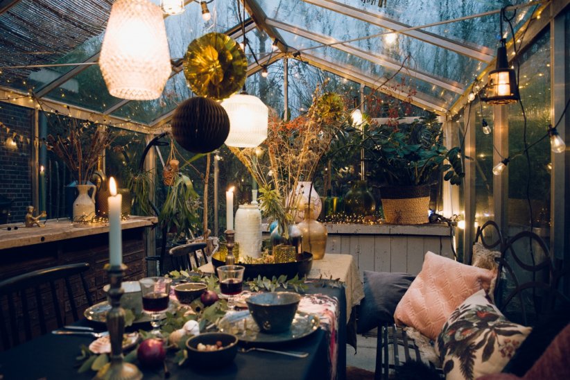 Des lampions, des bougies, des coussins velours... La déco du jardin d'hiver invite aux douces soirées cocooning.