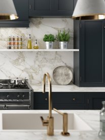 Aluminium, verre ou stratifié : comment bien choisir la crédence de sa cuisine ?