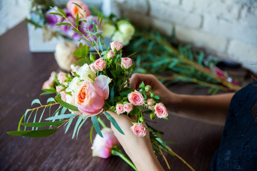 Pour réaliser une jolie composition florale, n'hésitez pas à ajouter du feuillage à vos bouquets.