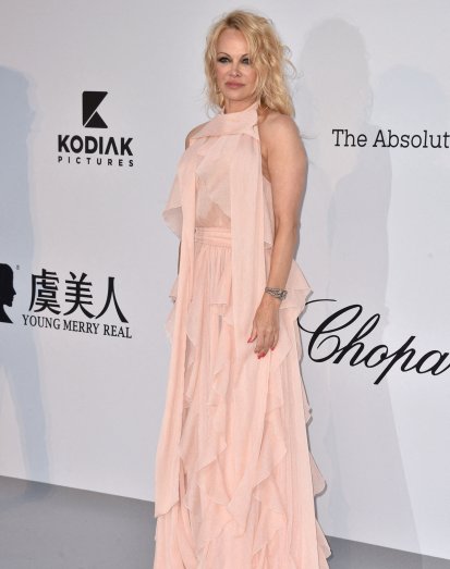 Alerte mode : Pamela Anderson lance sa collection de sacs à main en cuir vegan