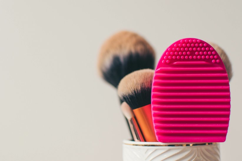 Les accessoires en silicone dotés de picots, stries et billes permettent de nettoyer rapidement et facilement les pinceaux à maquillage.