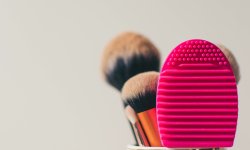 Pinceaux à maquillage : zoom sur les nouvelles façons high-tech de les nettoyer