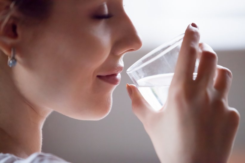 L'eau pétillante est souvent recommandée pour mieux digérer en fin de repas.