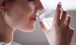 Repas de fêtes : l'eau gazeuse aide-t-elle vraiment à digérer ?