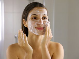 Lotion, gel, mousse... 10 produits nettoyants pour les peaux sensibles