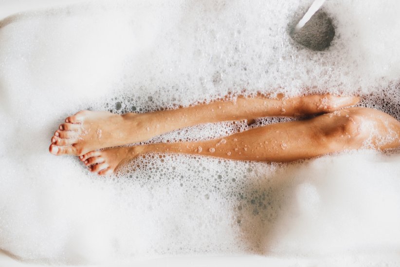 Le bain, contrairement à la douche qui est une habitude hygiénique, s'apparente à un rituel bien-être aux vertus physiques et psychologiques. 