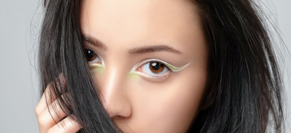 Comment porter l'eye-liner blanc, la nouvelle tendance make-up ?