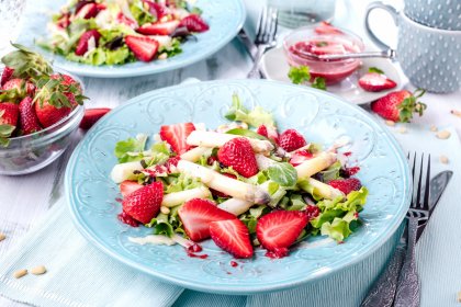 Salade aux asperges et premières fraises