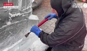 André Sandel, sculpteur de glace, réalise en direct un Père Noël sur la place François-Mitterrand de Lisieux