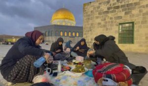 Ramadan: des fidèles palestiniens se retrouvent pour l'iftar à Al-Aqsa