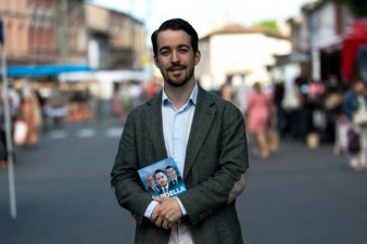 Christophe Bex (G), député sortant et candidat NFP aux législatives, en campagne sur un marché local à Carbonne en Haute-Garonne, le 4 juillet 2024