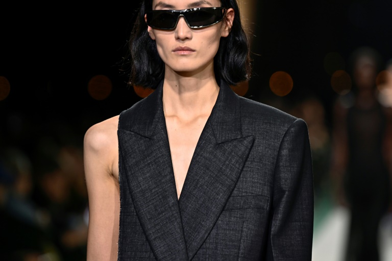 Défilé Issey Miyake pour la collection de prêt-à-porter féminin printemps-été 2025  à la Fashion Week de Paris, le 27 septembre 2024