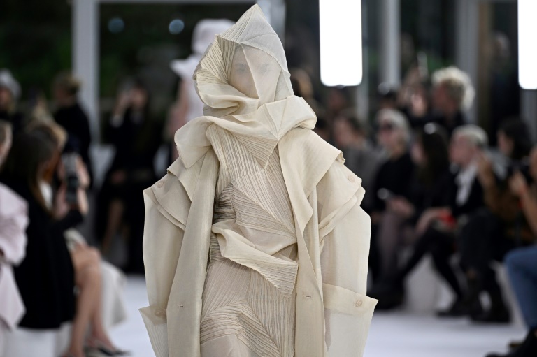 Défilé Issey Miyake pour la collection de prêt-à-porter féminin printemps-été 2025  à la Fashion Week de Paris, le 27 septembre 2024