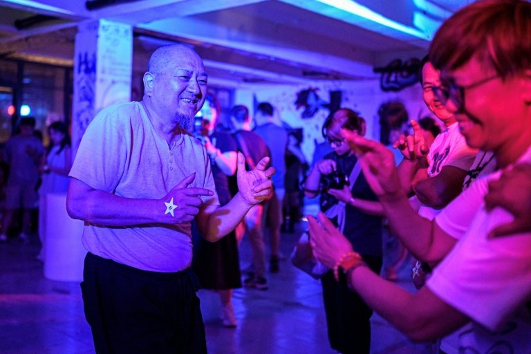 Un danseur sourd participe à la soirée BassBath à Shanghai, le 29 juin 2024