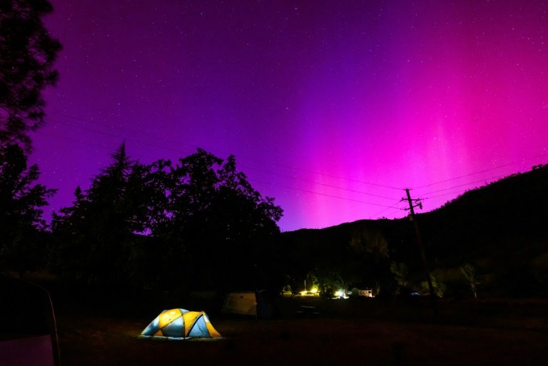Des aurores boréales près de San Francisco, lors d'une tempête solaire, le 11 mai 2024 en Californie