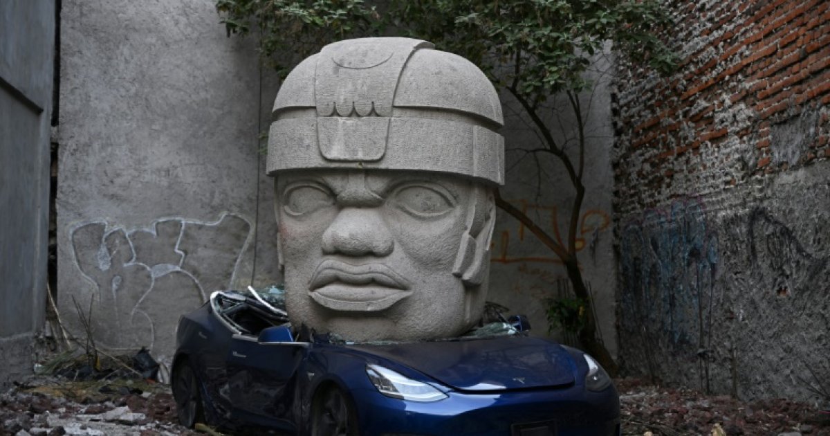 Tesla schiacciato da un'enorme scultura preispanica, un'idea provocatoria di un artista messicano: Novità