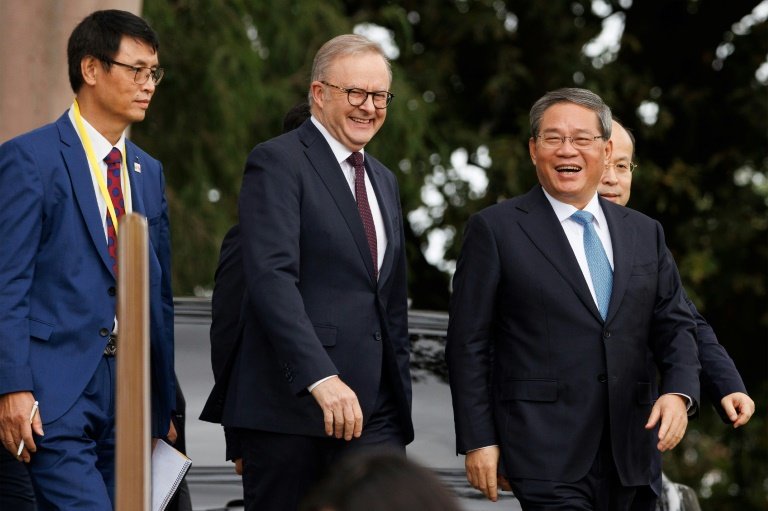 Le Premier ministre chinois Li Quinq visite les installations de la Tianqi Lithium Energy Australia, le 18 juin 2024 à Perth