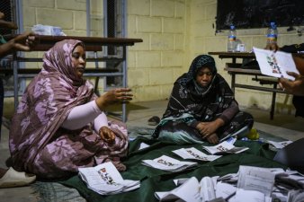 Dépouillement des bulletins de vote à l'issue de l'élection présidentielle, le 29 juin 2024 à Nouakchott, en Mauritanie
