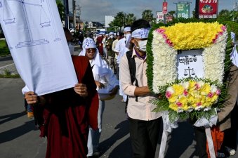 La militante écologiste cambodgienne Phuon Keoraksmey est arrêtée devant le tribunal de Phnom Penh, le 2 juillet 2024