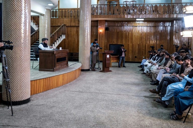 Zabihullah Mujahid, porte-parole du gouvernement taliban, lors d'une conférence de presse à Kaboul, le 3 juillet 2024 en Afghanistan