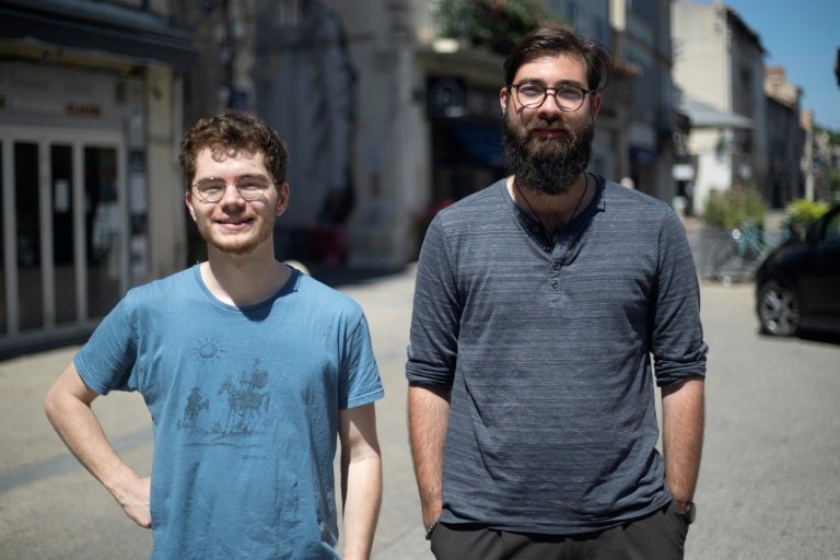 Antonin Dacos (d) et Alexandre Lorello, membres de l'Observatoire de l'extrême droite dans le Vaucluse, regardent un rapport qu'ils ont rédigé sur l'extrême droite à Avignon, le 17 juin 2024