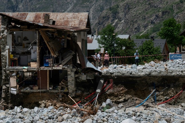 Des maisons endommagées par la crue de la rivière Vénéon, dans le hameau de La Bérarde, le 28 juin 2024 en Isère