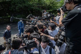 Des victimes de stérilisation forcée célèbrent avec des avocats et des sympathisants la décision de la Cour suprême du Japon, le 3 juillet 2024 à Tokyo