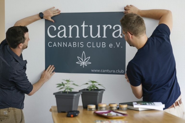Des membres du club cannabis Cantura, le 28 juin 2024 à Munich, dans le sud de l'Allemagne