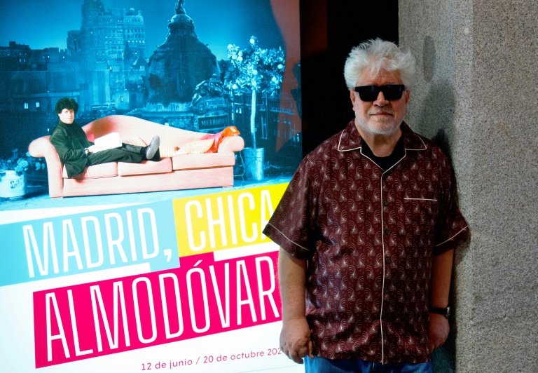 Le cinéaste espagnol Pedro Almodóvar (g) lors de l'inauguration de l'exposition 