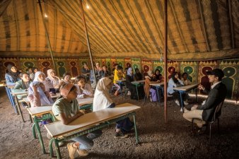 Des élèves suivent des cours sous une tente dans une école de fortune dans le village d'Asni, touché par le tremblement de terre, dans la province d'Al-Haouz, au Maroc, le 18 septembre 2023