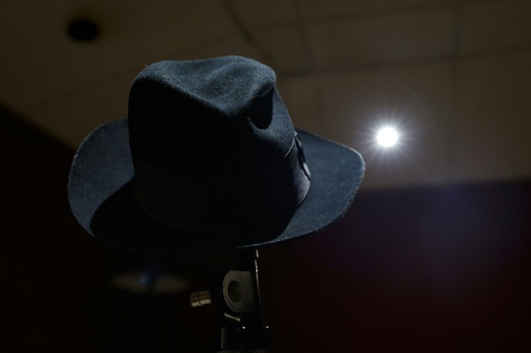 Le chapeau Fedora de Michael Jackson, exposé à Paris le 12 septembre 2023 avant d'être mis aux enchères par Drouot 
