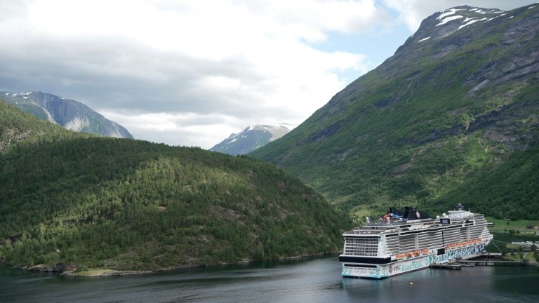 Des touristes admirent le paysage à bord d'u ferry à Margerholm, en Norvège, le 27 juin 2024