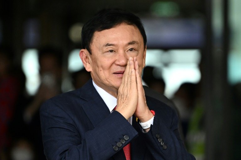 L'avocat Winyat Chatmontree (c), représentant l'ancien premier ministre thaïlandais Thaksin Shinawatra, fait une déclaration à la presse devant le tribunal pénal de Ratchada, le 18 juin 2024 à Bangkok